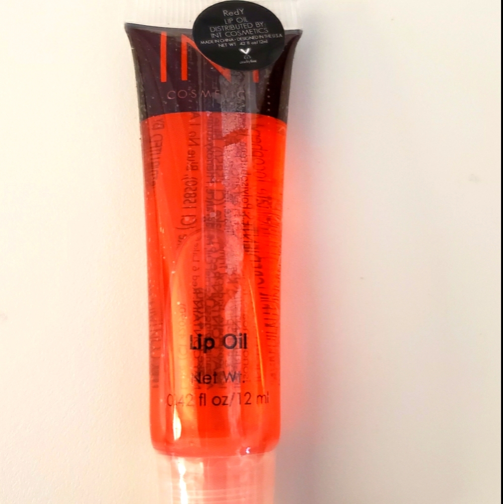 INT Cosmetics Lip Oil